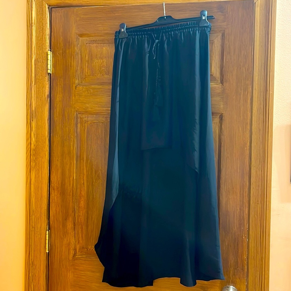 High/Lows skirt. Mint condition.